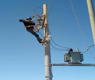 高空作业工作队真情暖民心 电气安装服务延伸温暖